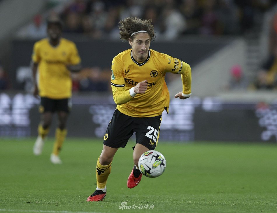 更显示出他 更显示出他